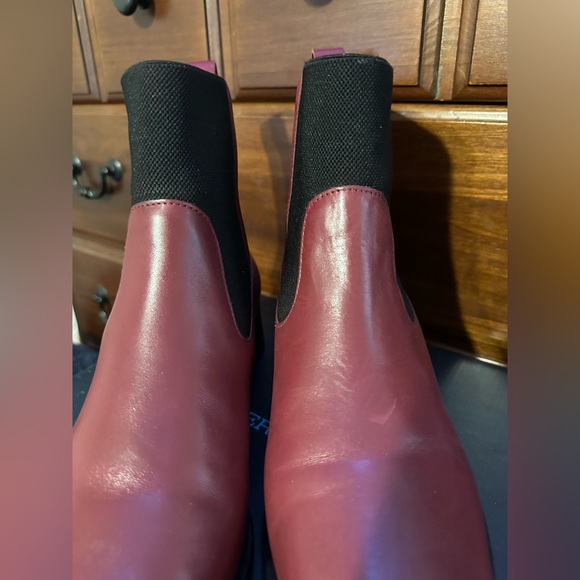 Beautiful garnet Bernardo Hayes Chelsea booties - Picture 4 of 8